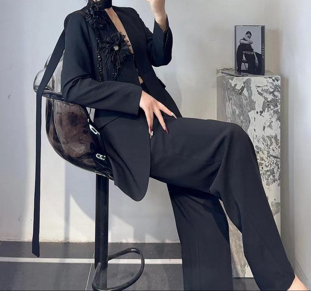 بدلة مصممة بساق واسعة مع لمسة أكتاف زهرية – لينيا