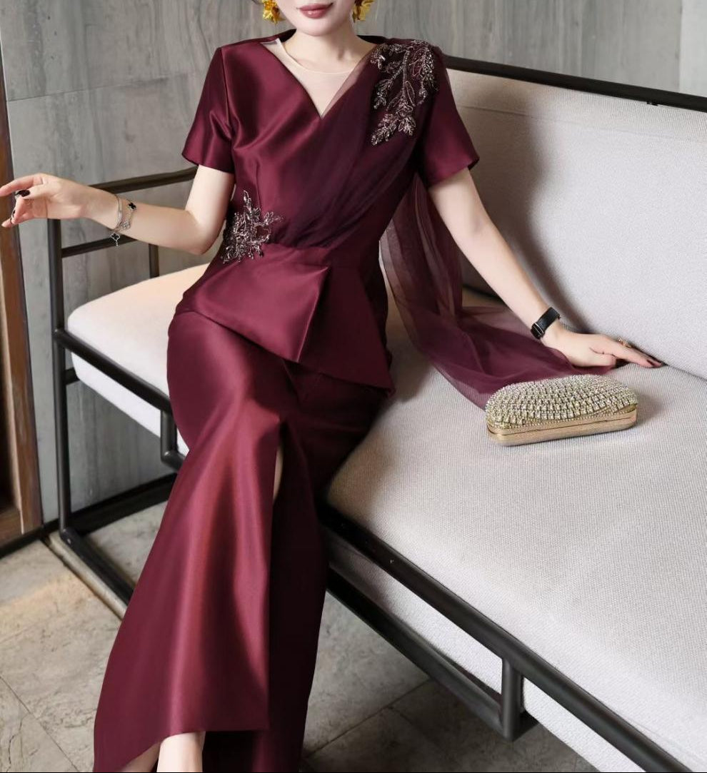 فستان ساتان بفتحة رقبة على شكل حرف V مع ثنيات زهرية مزينة – نافيا