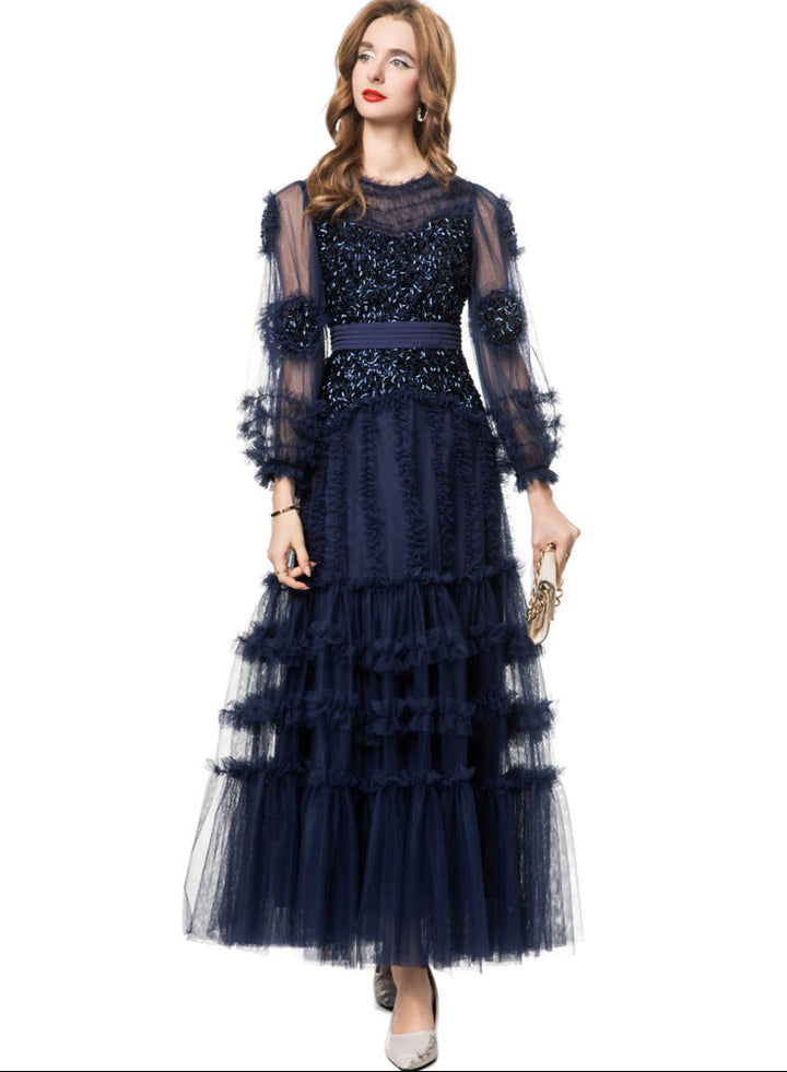 短袖中长连衣裙，配有3D花卉贴花 - BLOOMIQ 