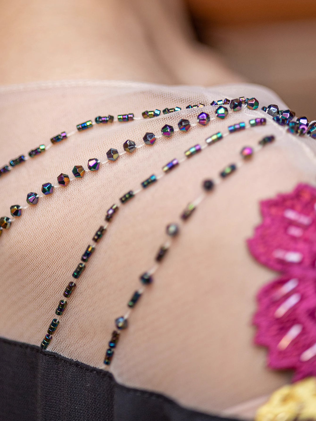 op maat gemaakte flare-pak met satijnen pofmouwen – VALENCIA 