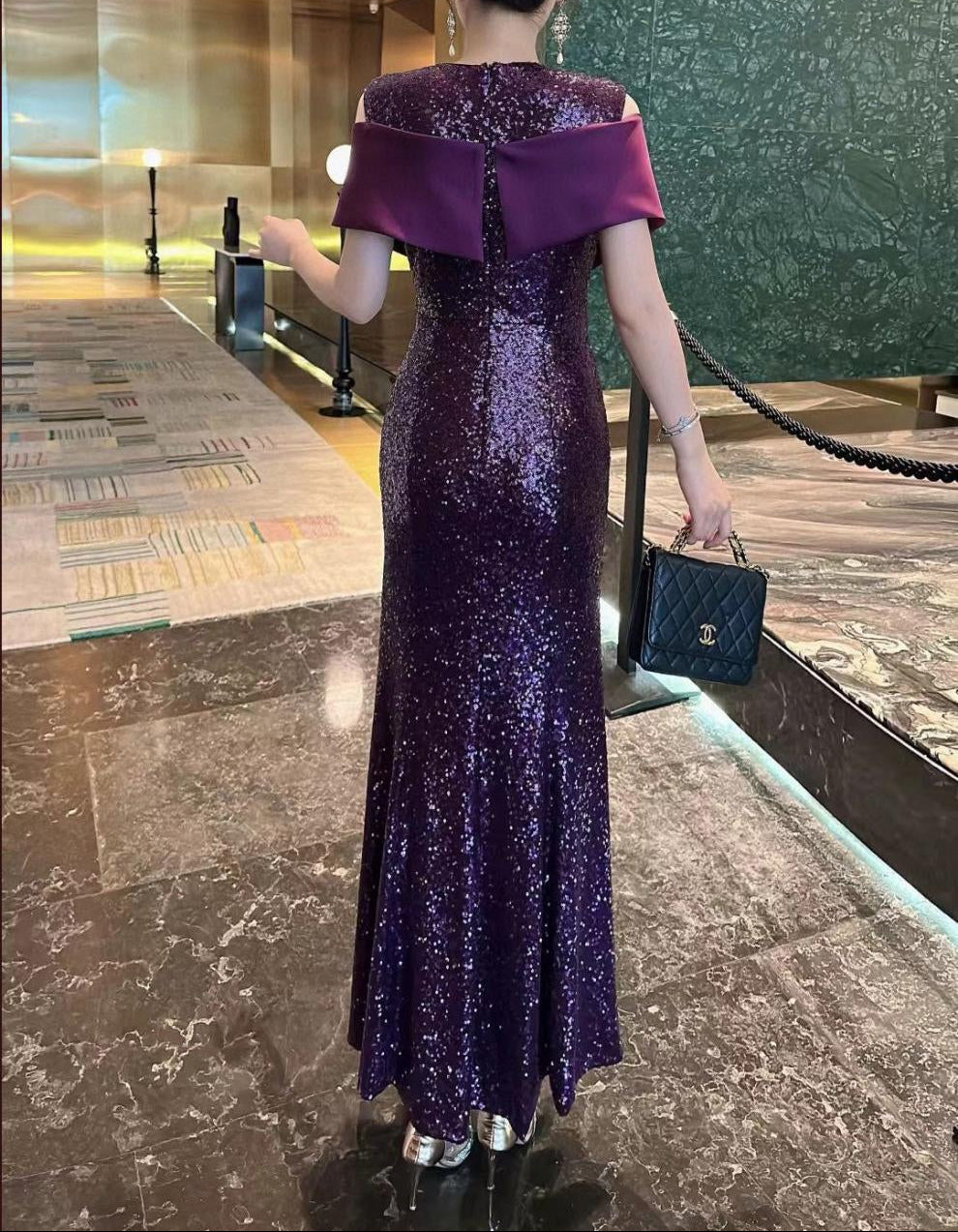 فستان حورية البحر من الترتر مع صدّار ملفوف من الساتان – فيوليتا