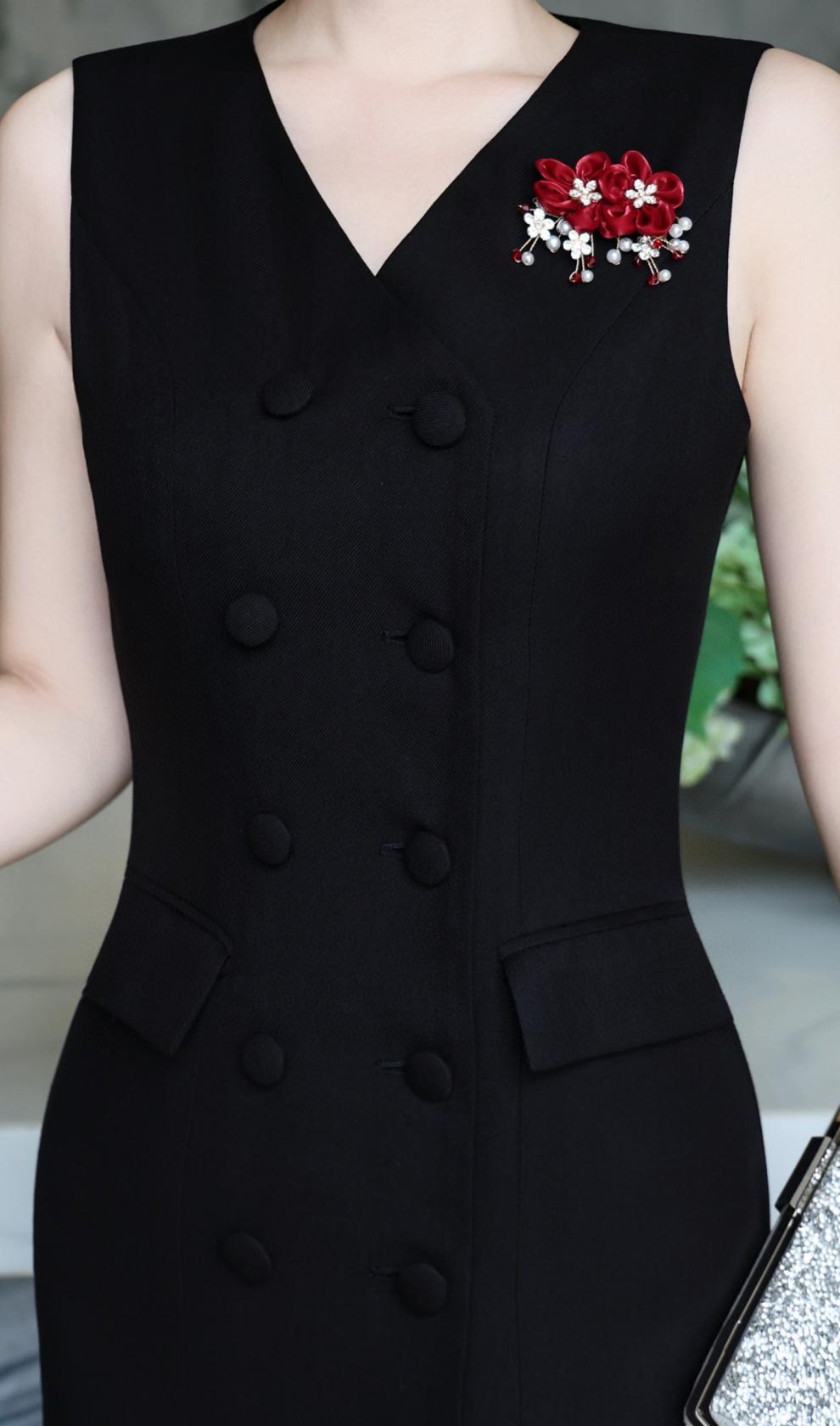 sleeveless double-breasted gown with floral brooch – NOIRÉ