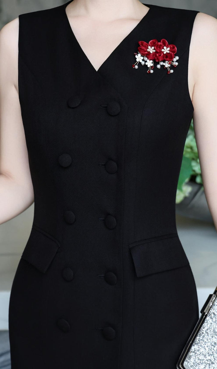 sleeveless double-breasted gown with floral brooch – NOIRÉ