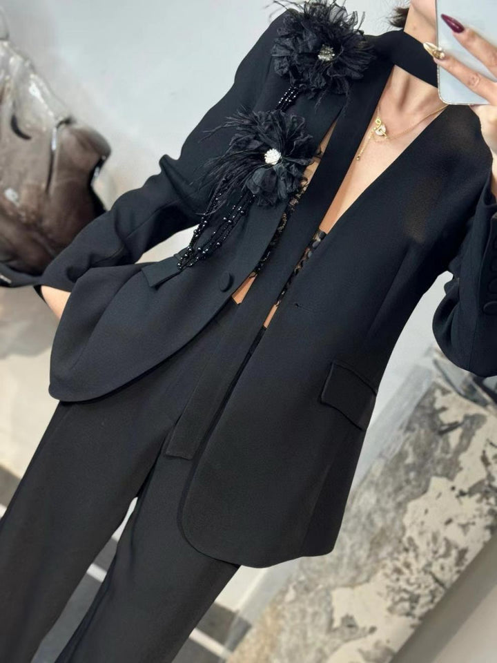 بدلة مصممة بساق واسعة مع لمسة أكتاف زهرية – لينيا