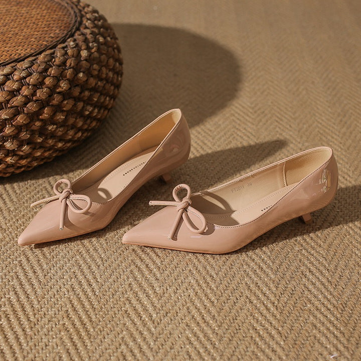 patent pointed-toe pumps with bow detail - AURADLY