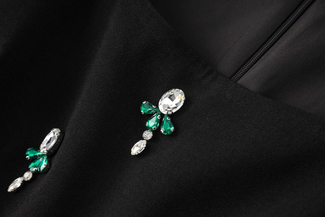 فستان مطرز غير متماثل بتفاصيل من الساتان الزمردي – نوير