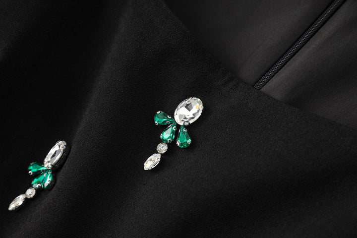 فستان مطرز غير متماثل بتفاصيل من الساتان الزمردي – نوير