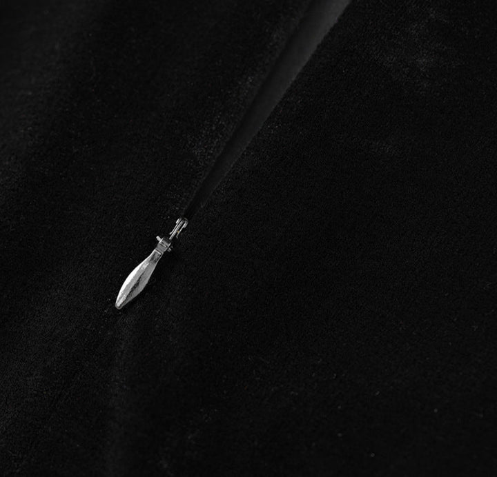 短袖中长连衣裙，配有3D花卉贴花 - BLOOMIQ 