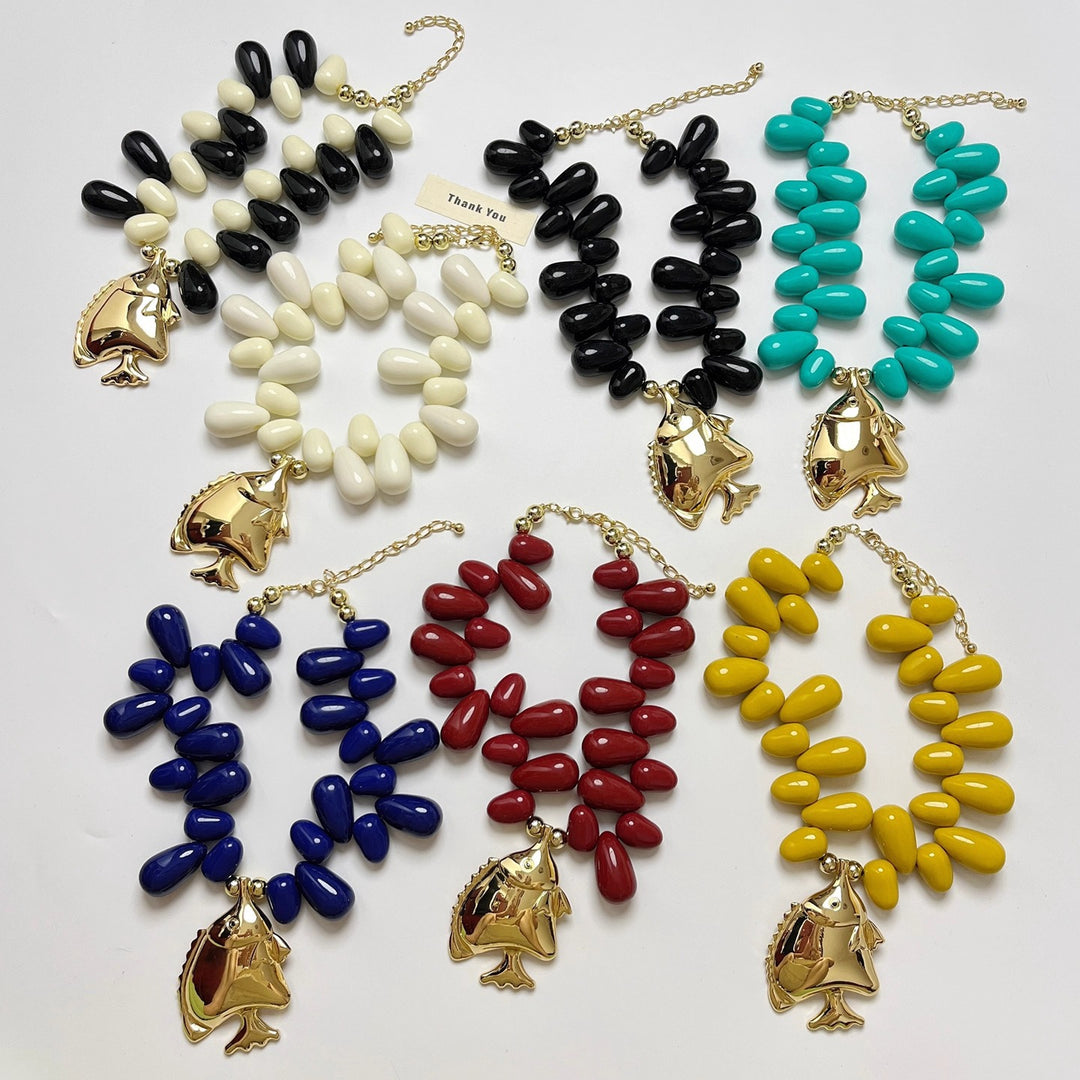 قلادة جريئة من الخرز مع قلادة ذهبية على شكل سمكة – ماريناتلي