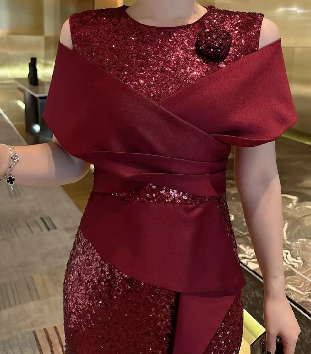 فستان حورية البحر من الترتر مع صدّار ملفوف من الساتان – فيوليتا