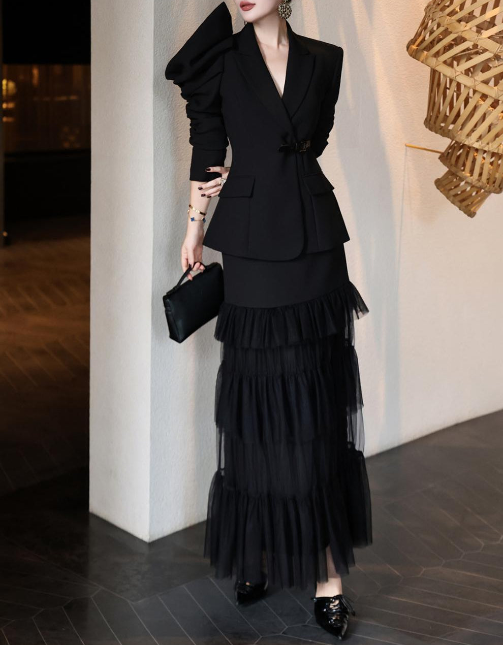 طقم بليزر بأكمام مكشكشة مع تنورة من التول متعدد الطبقات – قطيفة