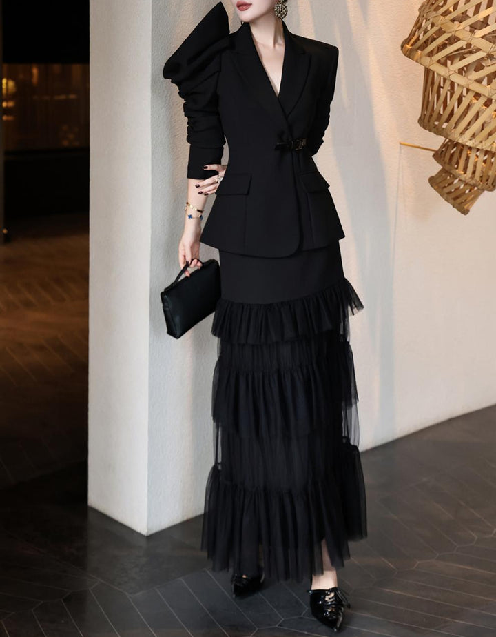 طقم بليزر بأكمام مكشكشة مع تنورة من التول متعدد الطبقات – قطيفة