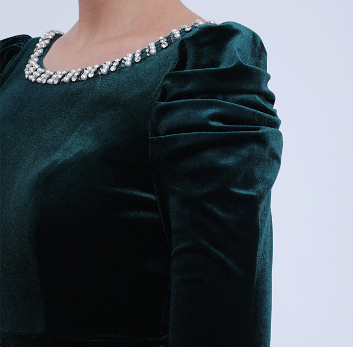 فستان مخملي بأكمام طويلة ورقبة مزينة – مارسيلان