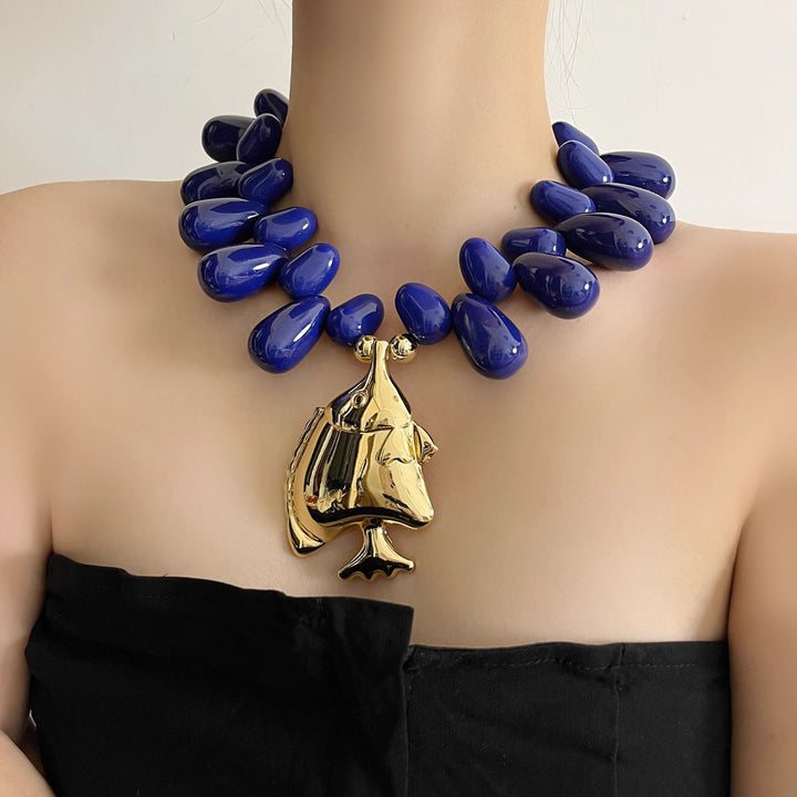 قلادة جريئة من الخرز مع قلادة ذهبية على شكل سمكة – ماريناتلي