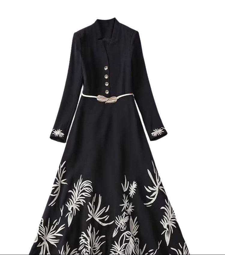 فستان ماكسي أسود بأكمام طويلة وتطريز بأوراق ذهبية – نوير بالم