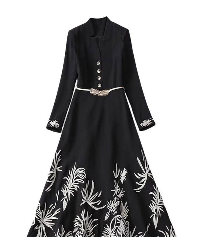 فستان ماكسي أسود بأكمام طويلة وتطريز بأوراق ذهبية – نوير بالم