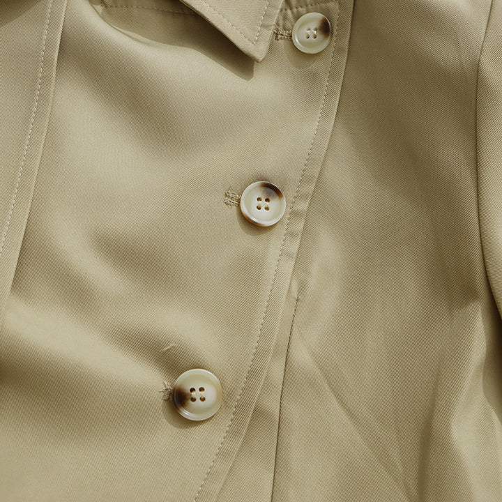 جمبسوت قصير بتصميم معطف واقٍ مزود بحزام وتفاصيل أزرار غير متماثلة - كايلا