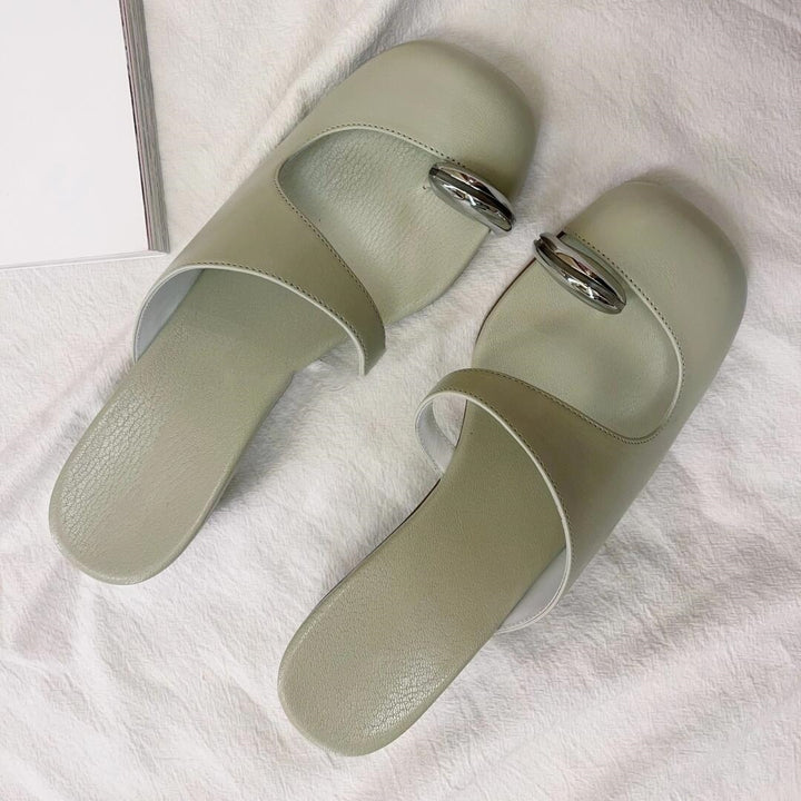 شبشب جلدي حكيمي مع لمسات بيضاوية فضية – لييرا