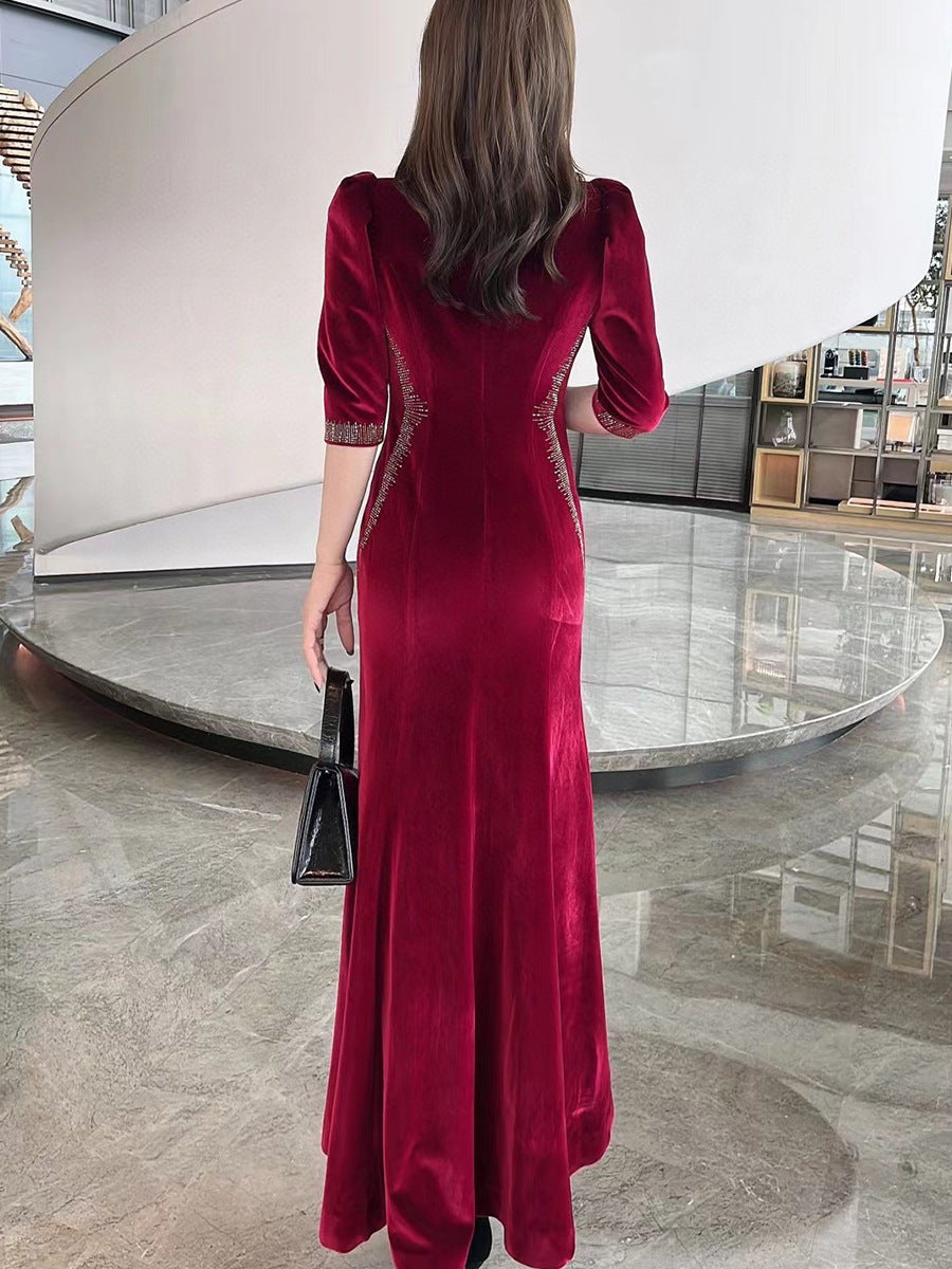 فستان سهرة مخملي مزين بخطوط بارزة – نوار