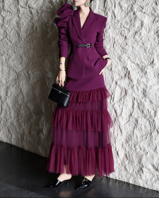 طقم بليزر بأكمام مكشكشة مع تنورة من التول متعدد الطبقات – قطيفة