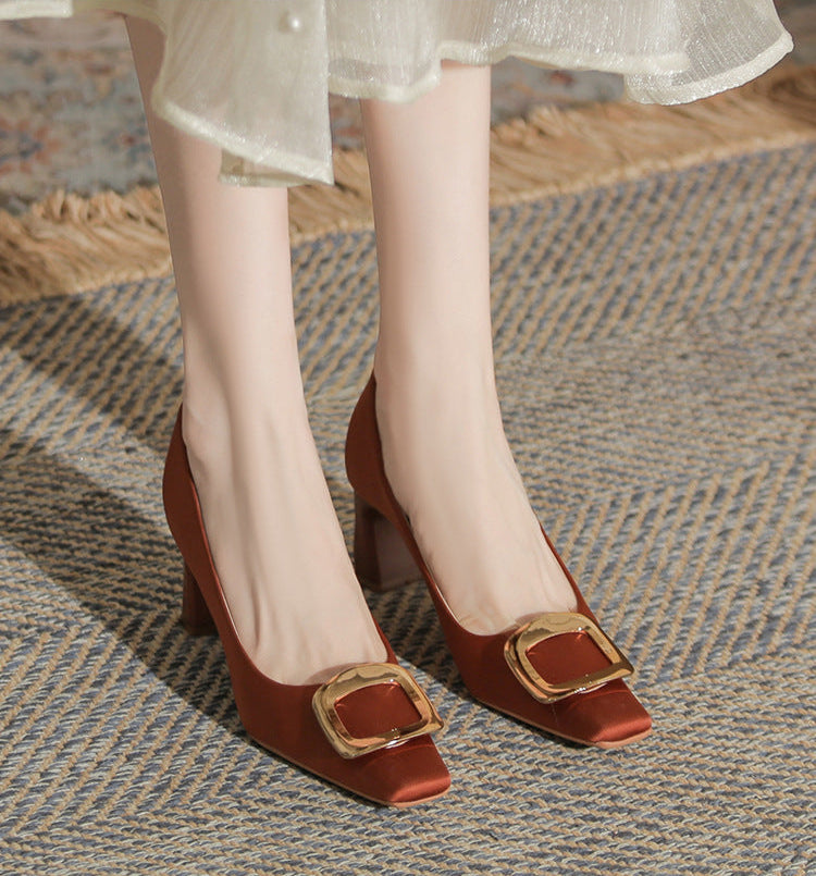 pointed-toe block heel pumps with bold buckle – DARIAWU