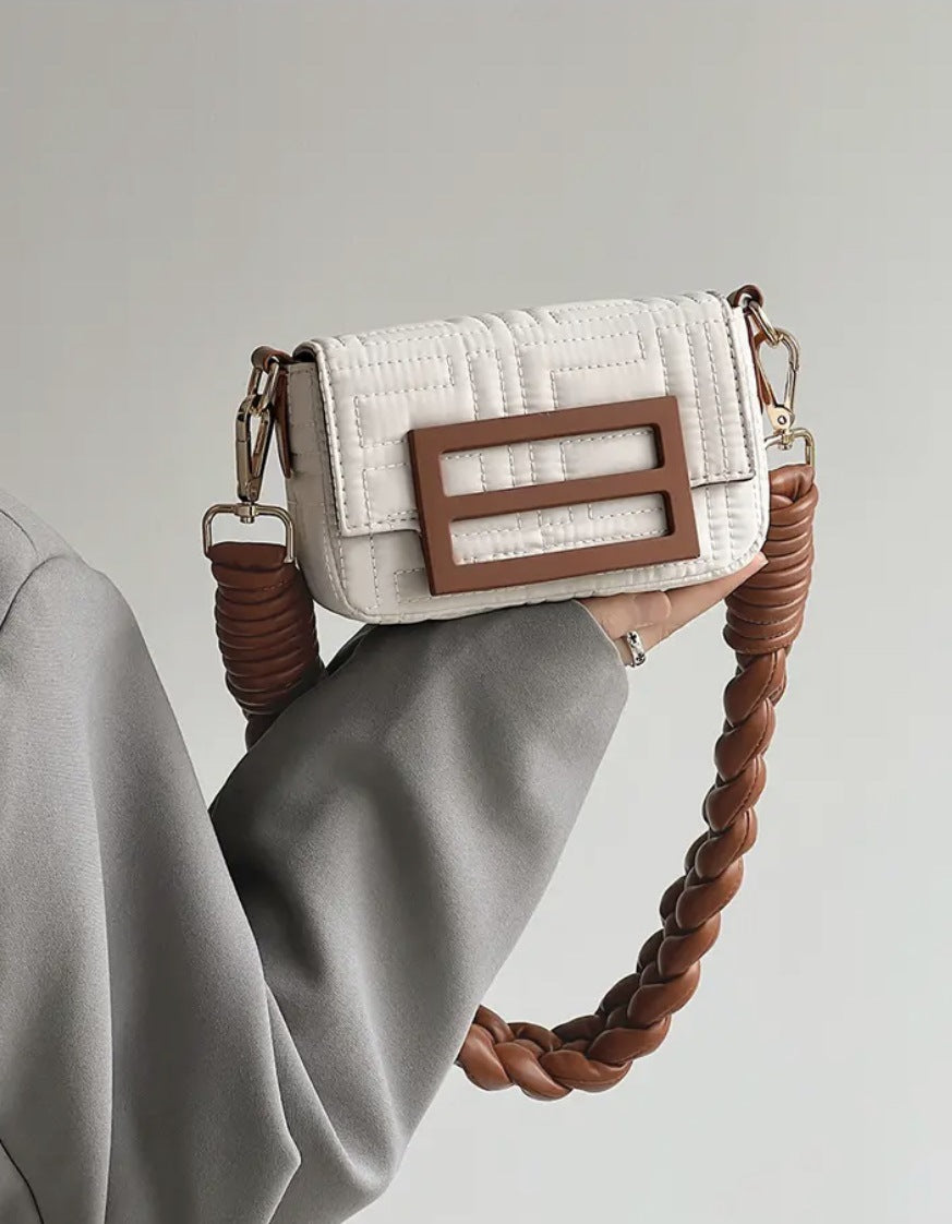 gewebte Rattan-Tragetasche mit doppelten Ledergriffen – LÉONIE 