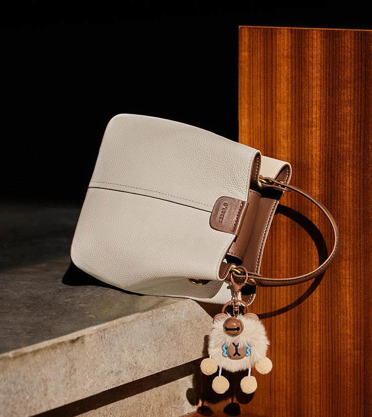 structured leather tote bag with charm accessory – MIRINKA