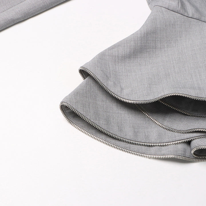 بدلة مصممة خصيصًا بأزرار ذهبية – مارون