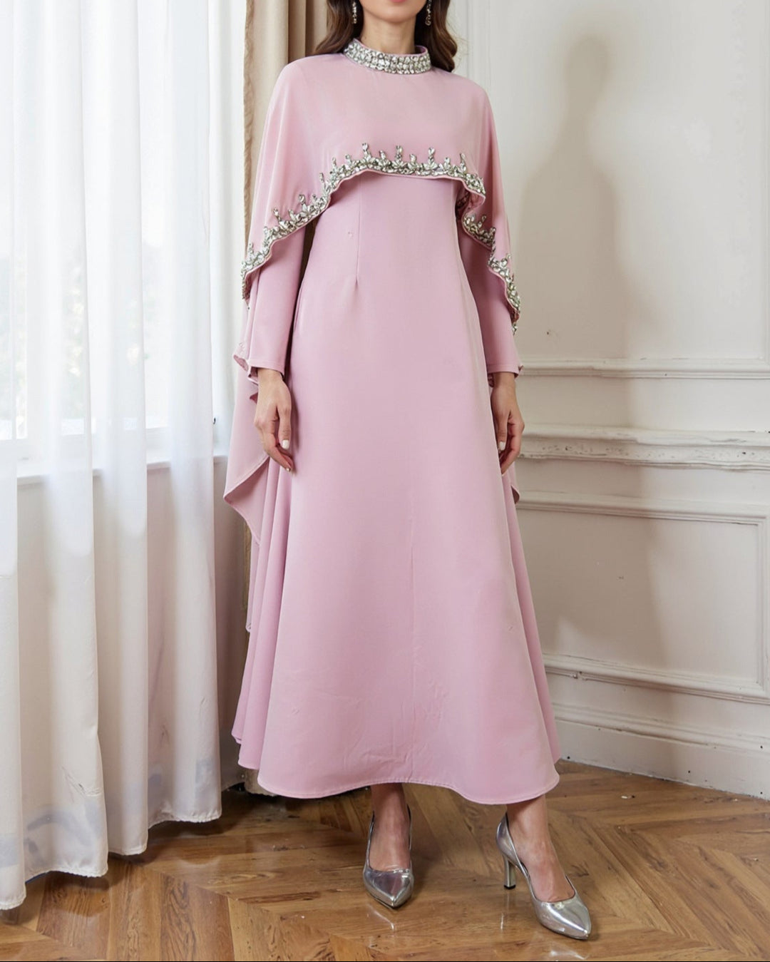 فستان واسع بأكمام طويلة مع عباءة مزخرفة – أماريل