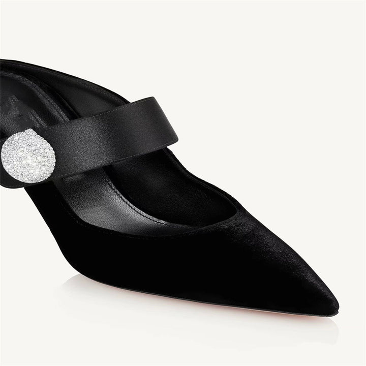 حذاء بكعب عالٍ مدبب من الأمام مع حزام بإبزيم من الكريستال – نوفاسدار