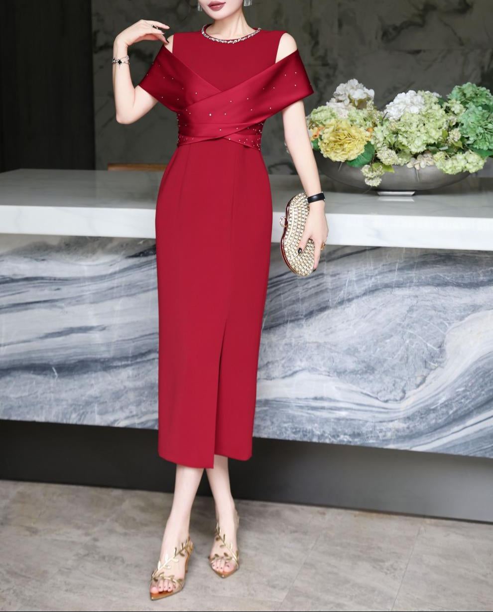 فستان عمودي مكشوف الكتفين مع درابزين من الساتان – روبينا