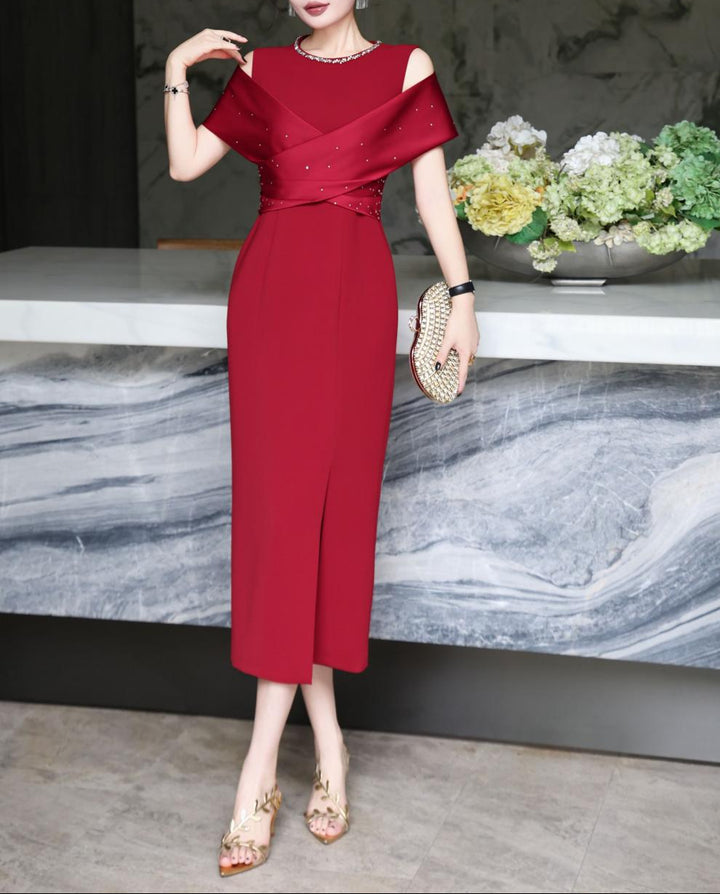 فستان عمودي مكشوف الكتفين مع درابزين من الساتان – روبينا