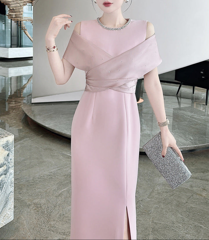 فستان عمودي مكشوف الكتفين مع درابزين من الساتان – روبينا