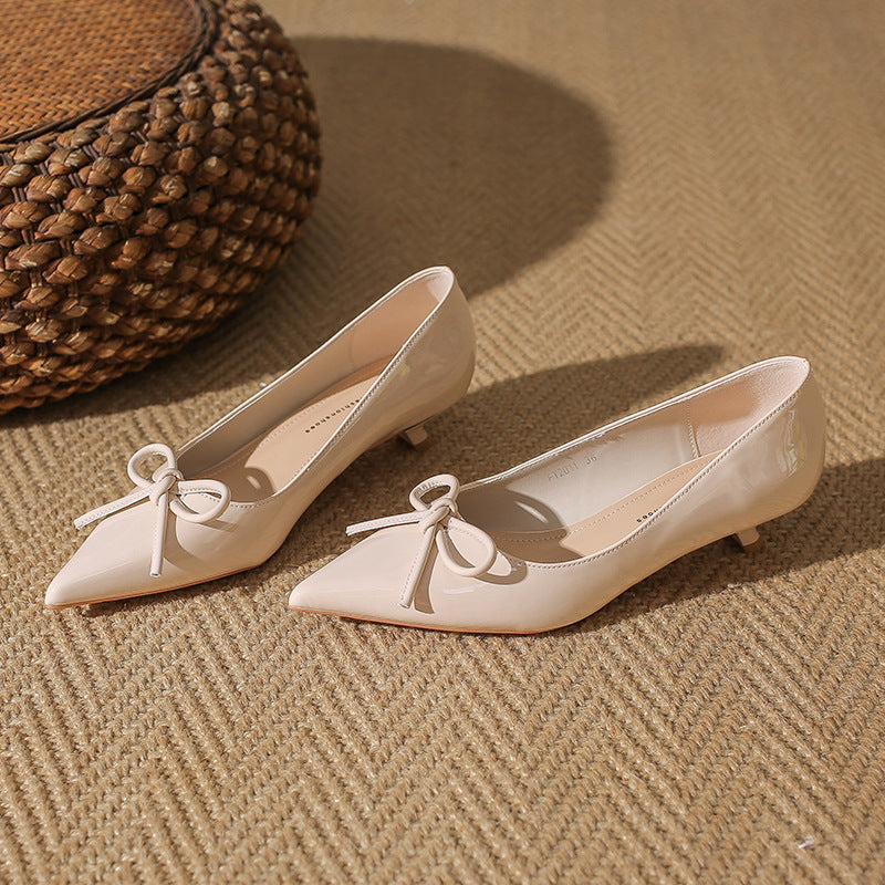 patent pointed-toe pumps with bow detail - AURADLY