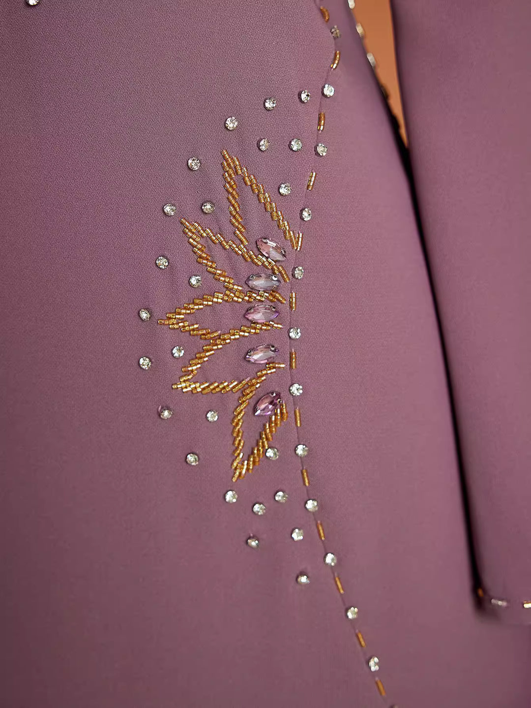 op maat gemaakte flare-pak met satijnen pofmouwen – VALENCIA 