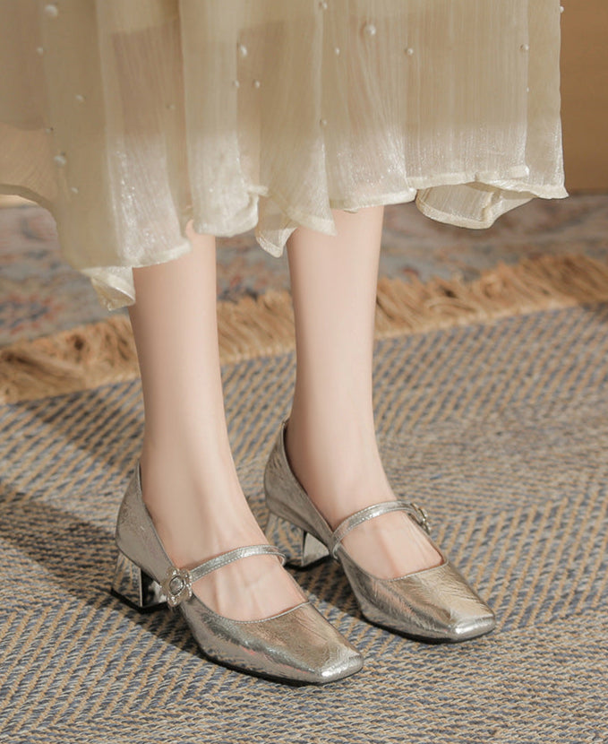 حذاء بكعب عريض مع حزام بإبزيم مزهر – كاميلروي