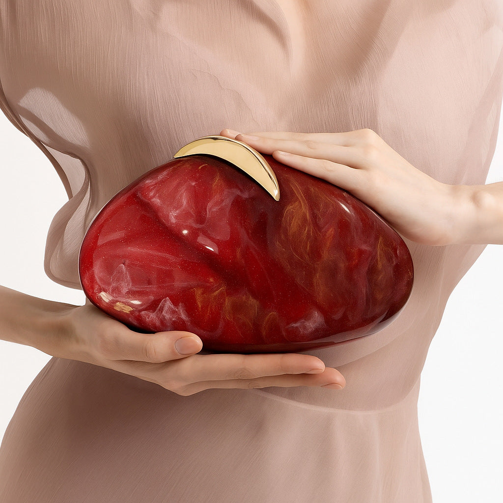 حقيبة كلاتش من الراتنج المنحوت بمشبك هلالي ذهبي – سيليزريت