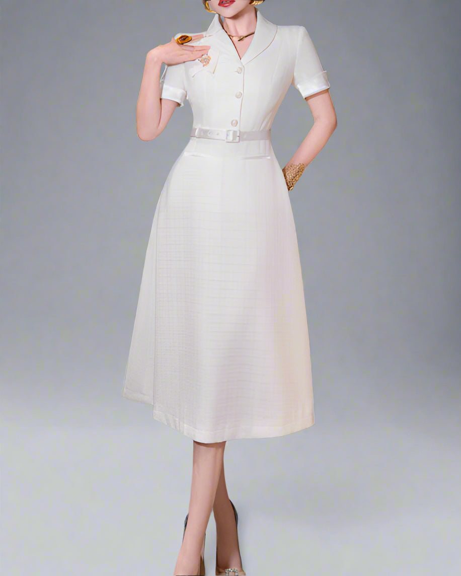 短袖中长连衣裙，配有3D花卉贴花 - BLOOMIQ 