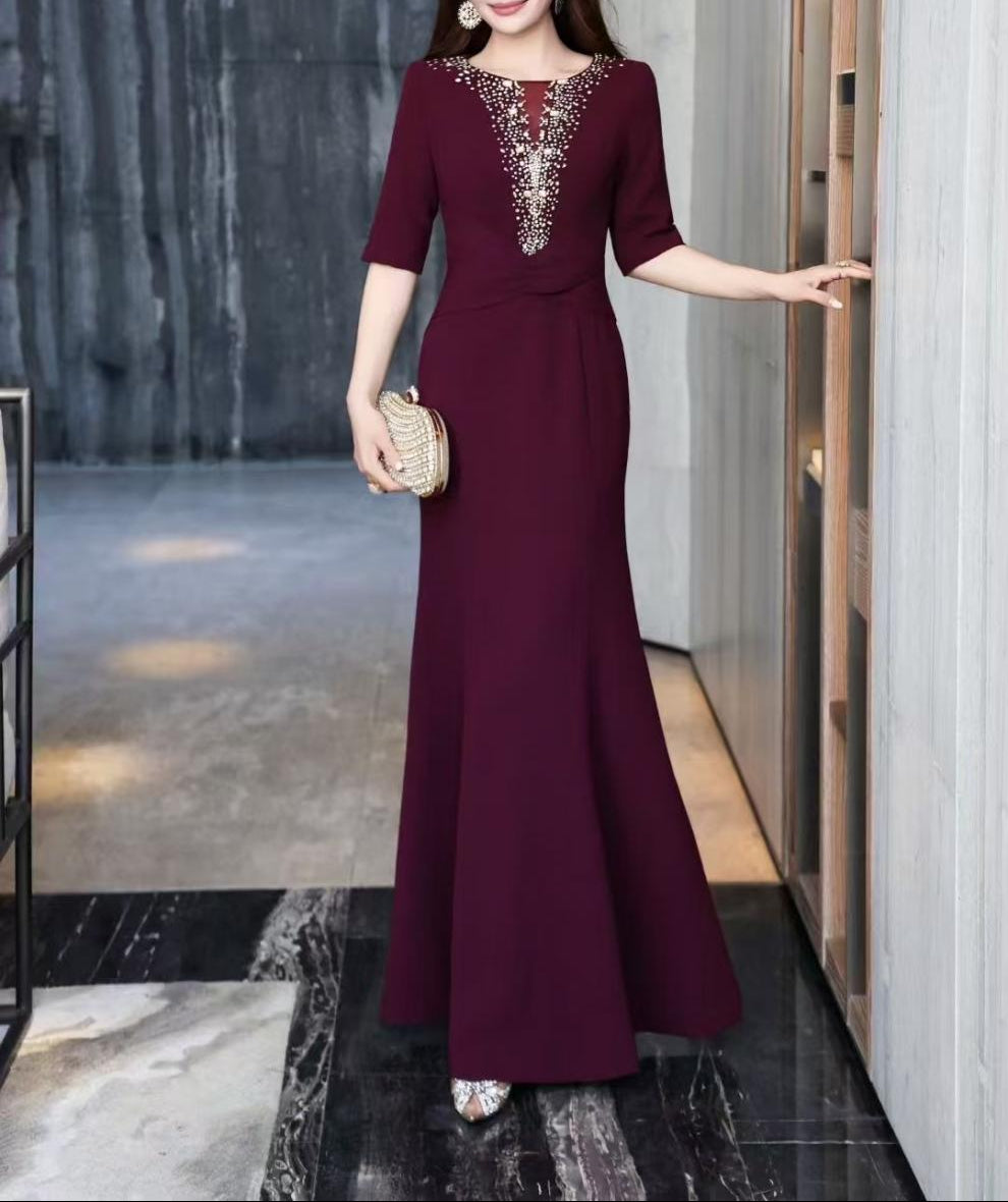 فستان حورية البحر مزين بفتحة رقبة على شكل حرف V عميقة - ماجينتا لوكس