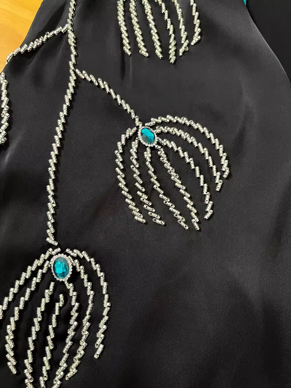 op maat gemaakte flare-pak met satijnen pofmouwen – VALENCIA 