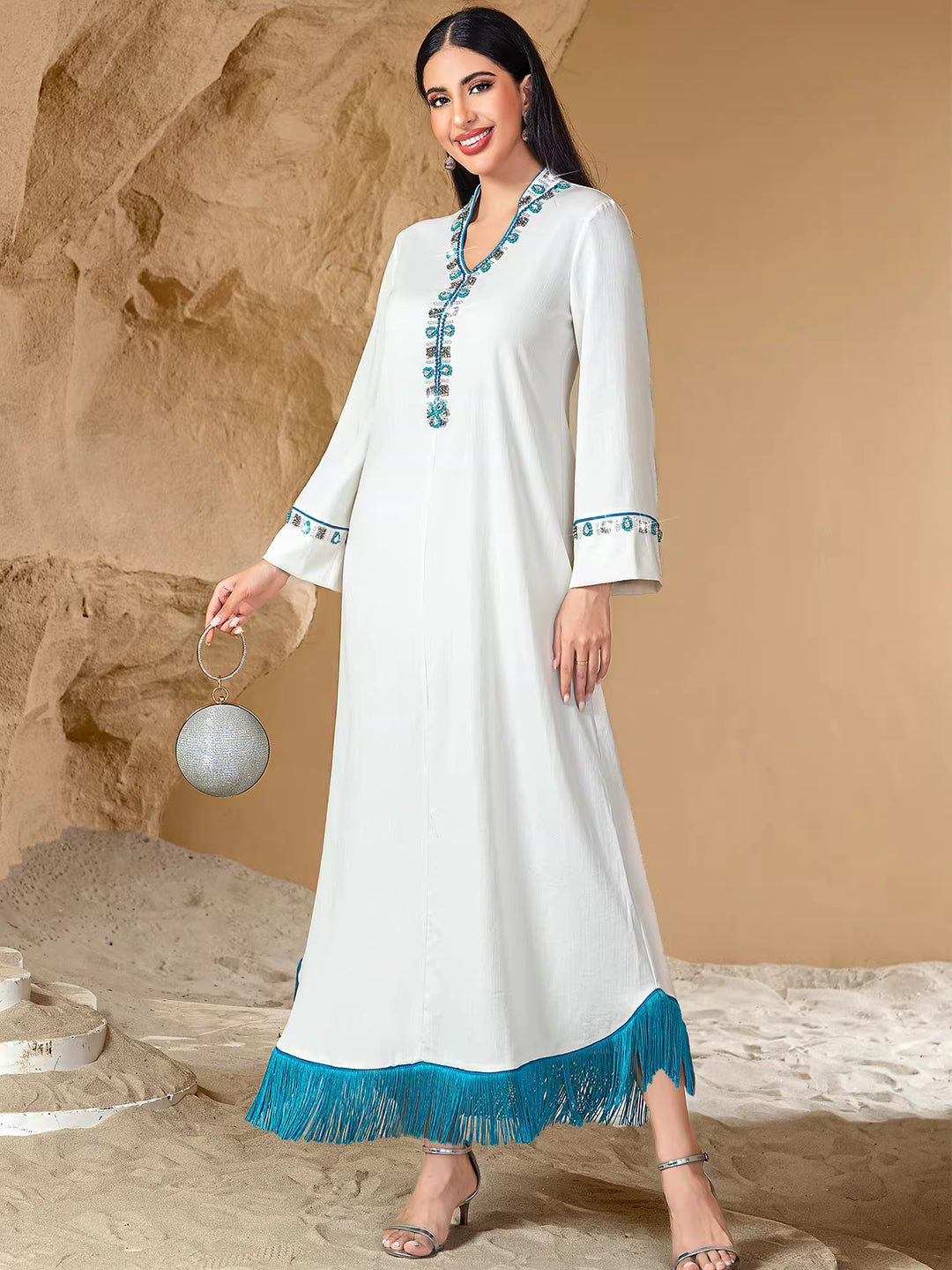 فستان ماكسي أبيض مطرز بحافة مزينة بشراشيب - أزورا