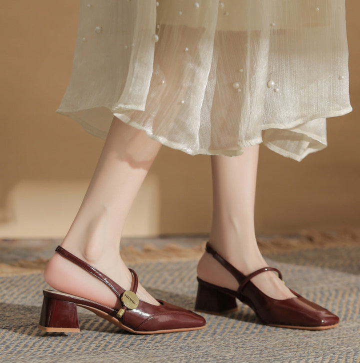 حذاء بكعب سميك مفتوح من الخلف مع حزام معدني بأزرار – أوريليادوي