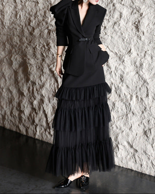 طقم بليزر بأكمام مكشكشة مع تنورة من التول متعدد الطبقات – قطيفة