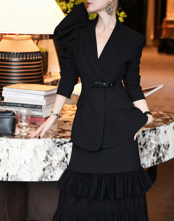 طقم بليزر بأكمام مكشكشة مع تنورة من التول متعدد الطبقات – قطيفة