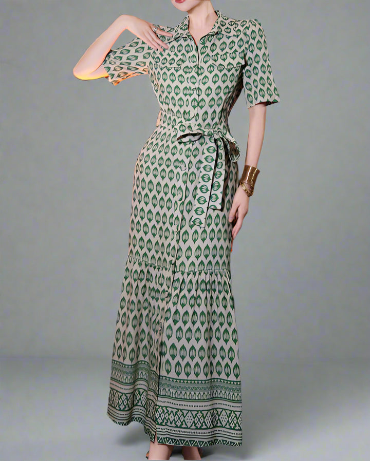 短袖中长连衣裙，配有3D花卉贴花 - BLOOMIQ 