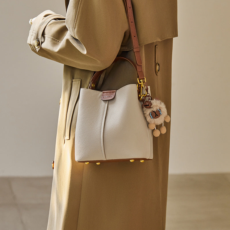 structured leather tote bag with charm accessory – MIRINKA