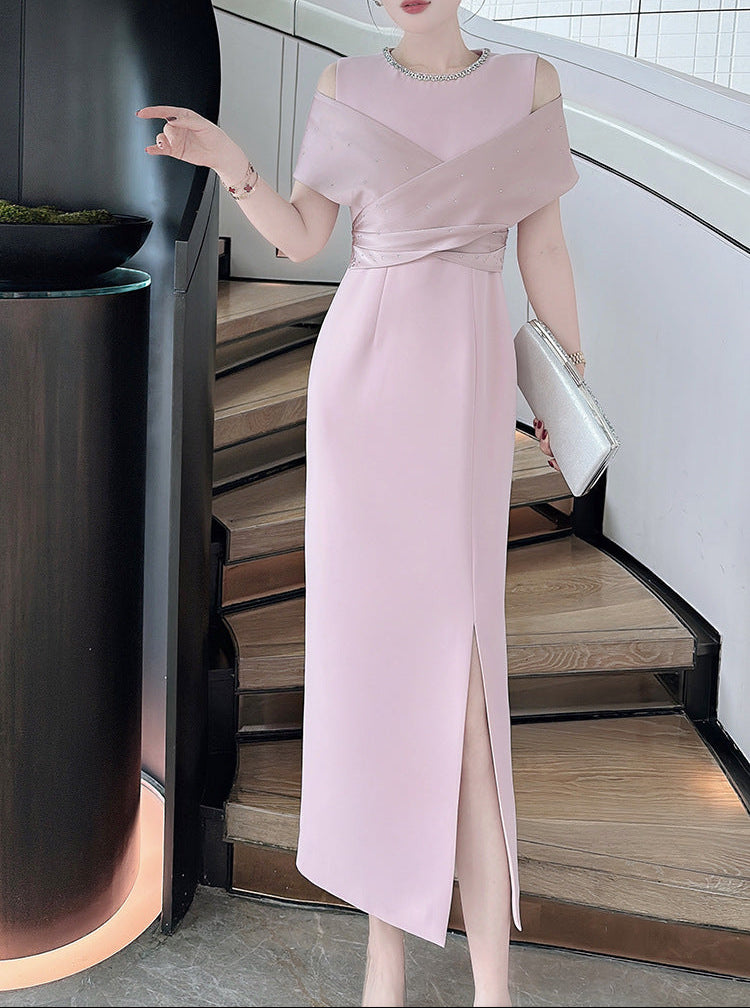 فستان عمودي مكشوف الكتفين مع درابزين من الساتان – روبينا