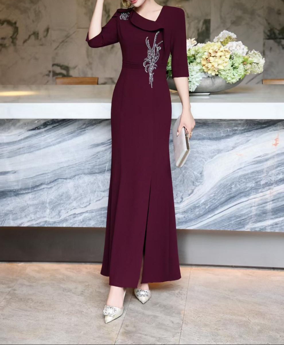 فستان حورية البحر مزين بياقة منسدلة - رويال فوشيا