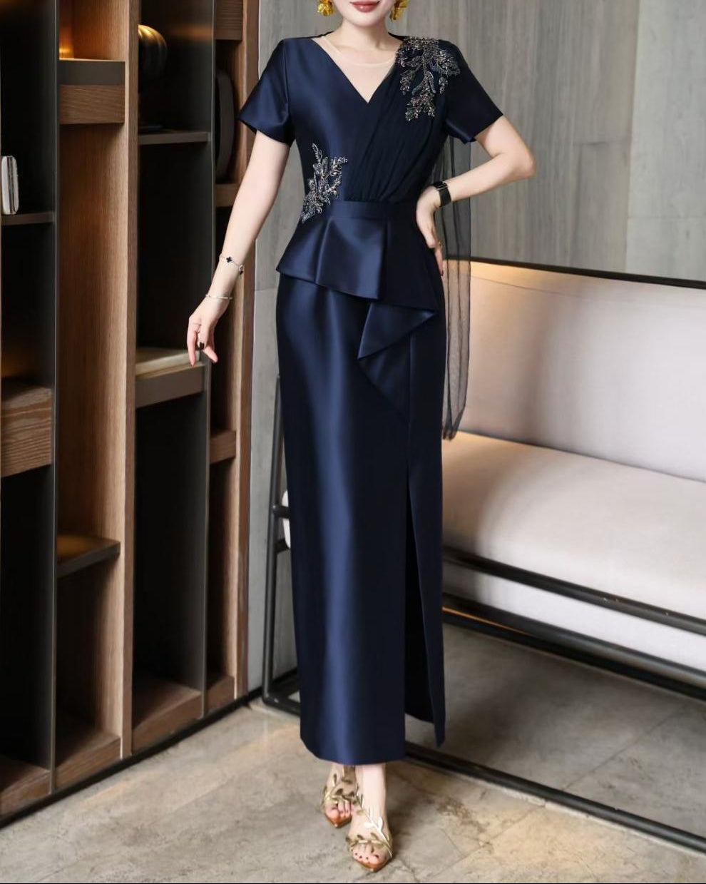 فستان ساتان بفتحة رقبة على شكل حرف V مع ثنيات زهرية مزينة – نافيا