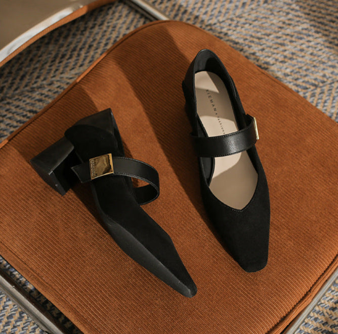 block heel pumps with suede finish and strap detail – AMARAQLU